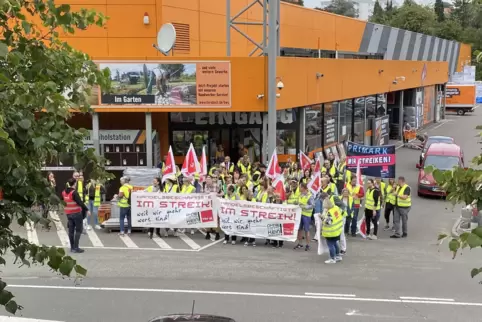 Auf dem Hornbach-Parkplatz in der Mainzer Straße waren gut 70 Beschäftigte von Hornbach, Ikea, Primark, Kaufland und H+M zusamme