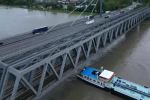 Die Schifffahrt wird von der derzeitigen Hochwasser-Welle nicht beeinträchtigt. Unser Foto zeigt ein Schiff, das die Rheinbrücke