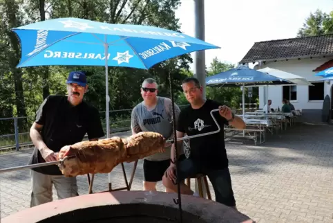 Bereiten den Spießbraten für die hungrigen Gäste der Bud in Wiesweiler zu: von links Andreas Wildberger, Marco Groß und Timmy Ge