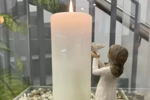 Im Hospiz wird üblicherweise eine Kerze angezündet, wenn ein Gast verstorben ist und sich noch im Haus befindet.