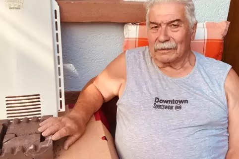 Werner Wendel mit einem Stein des Anstoßes. Wegen Steinen aus einem Nachtspeicherofen ist er auf dem Wertstoffhof in Billigheim-