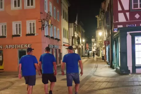 Samstagabend, 22.30 Uhr. Bis auf wenige, kleine Grüppchen sind kaum Menschen in der Innenstadt zu sehen. 