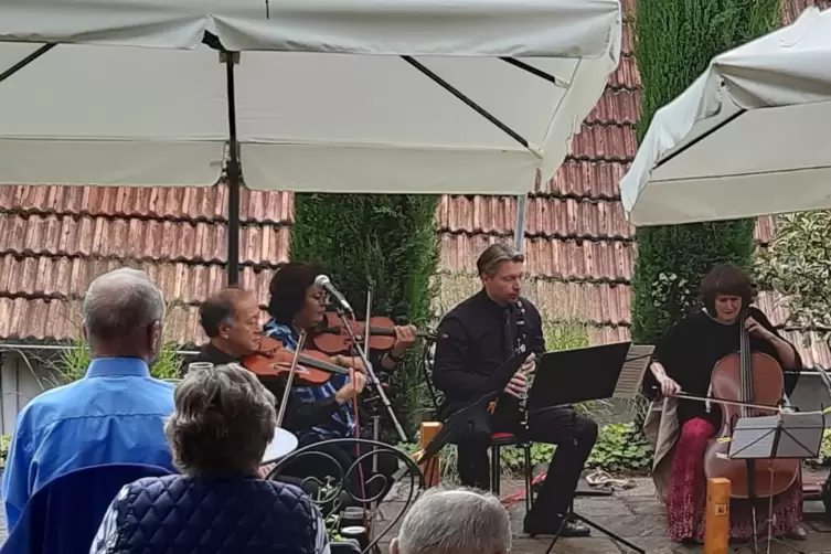 Einen heiter-beschwingten Serenadenabend gab es am Maxbrunnen bei der Bad Dürkheimer Sektion der Pfälzischen Musikgesellschaft. 