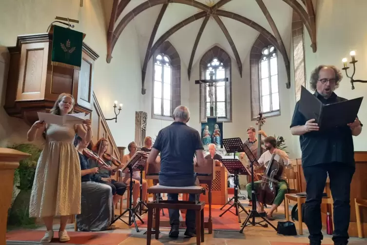 Solistin Marie Luise Werneburg (Sopran links), Dominik Wörner, (Bass rechts), in der Mitte am Cembalo der Dirigent Florian Heyer