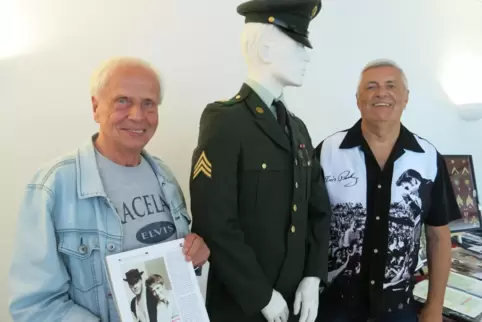 Treue Elvis-Fans: Robert Liebhart (rechts) hat mit seiner Sammlung die Ausstellung bestückt. Bernd Basting hat sein Idol als Tee