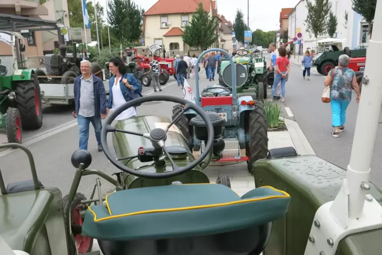 Publikumsmagnet: Die Schau mit alten Oldtimer-Traktoren und -Motorr&auml;dern zieht regelm&auml;&szlig;ig viele Leute auf die Kerwe.
