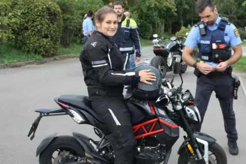 Meist sind die Maschinen in Ordnung. Kommissar Tim Dengel hat bei der Kontrolle des Gefährts von Sarah Nützel nichts zu beanstan