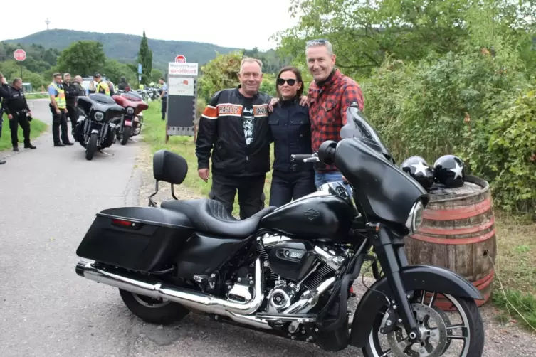 Karlheinz Beer (links), Anne Wahl und Tom Schreieck sind mit ihren Harleys unterwegs. Das Urteil der Polizei: Alles in Ordnung. 
