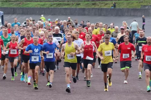 Start beim Holzlandlauf des Sportvereins Schopp: Vorne links mit der Nummer 98 der spätere Sieger Marko Martin. 