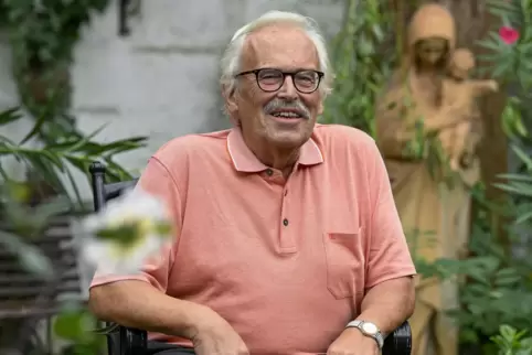 Rückzugsort und Lieblingsplatz zugleich: Gerhard Bruder in seinem Hof in der Flomersheimer Raiffeisenstraße.