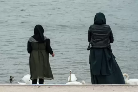 Die Abaya tragen Frauen über der normalen Kleidung, wenn sie das Haus verlassen.