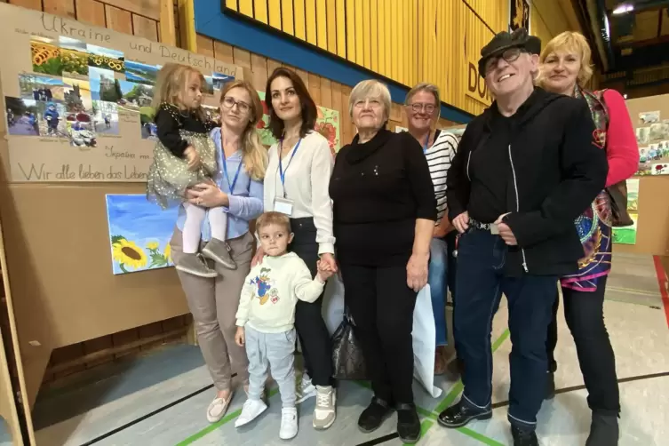 2022 wurde bei einem Interkulturellen Fr&uuml;hst&uuml;ck die Fotocollage pr&auml;sentiert, an der drei gefl&uuml;chtete ukrainische Frauen und dere