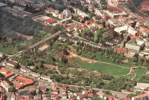Ein Luftbild aus dem Jahr 1998 mit Strecktal, Streckbrücke und dem Rheinberger-Komplex