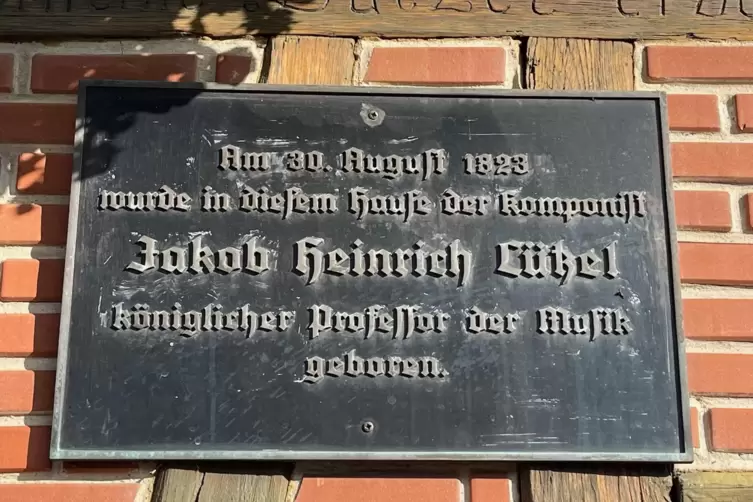 Auch eine Gedenktafel erinnert an den &bdquo;k&ouml;niglichen Professor der Musik&ldquo;. 