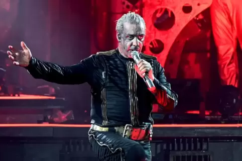 Der Sänger Till Lindemann bei einem Rammstein-Konzert. 