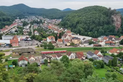 In der Tourismus-Saison fahren Züge auf der Wieslauterstrecke, die auch durch Dahn führt. 