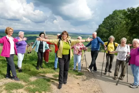 Dehn-, Konzentrations- und Gleichgewichtsübungen stehen beim Gesundheitswandern auf dem Programm. 