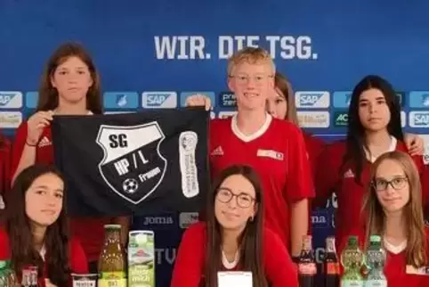Ein Teil der Abordnung aus Herschweiler-Pettersheim im Presseraum der TSG Hoffenheim (hinten von links): Mia Charlotte Ringeisen
