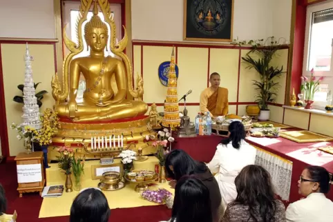 Rund 40 Minuten soll die Zermonie vor der Buddha-Statur im Kloster dauern.