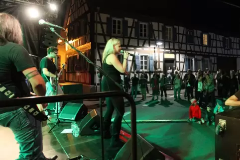 Die Gruppe Bombshells beim Stadtfest 2015.