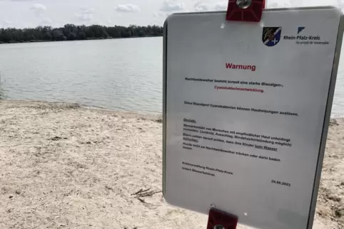 Hinweisschild der Unteren Wasserbehörde vor dem Badebereich des Lambsheimer Weihers. 