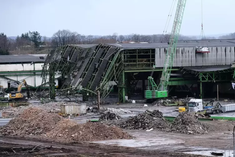 Im M&auml;rz r&uuml;ckten die Abrissbagger der Industriebrache an den Kragen. Die Geschichte des Ortes hat damit ein Ende gefunden. 