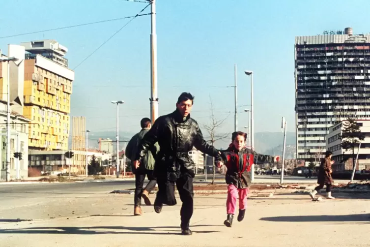 &bdquo;Immer darauf gefasst sein, bei Beschuss unter ein Autowrack kriechen zu m&uuml;ssen&ldquo;: Sarajevo im Krieg.