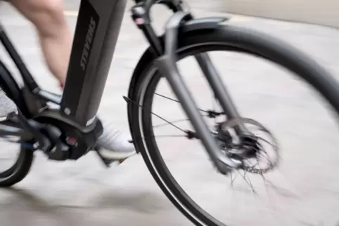 Die Polizei sucht Hinweise auf den Dieb eines E-Klapprades. Das Foto zeigt ein anderes Fahrrad. 