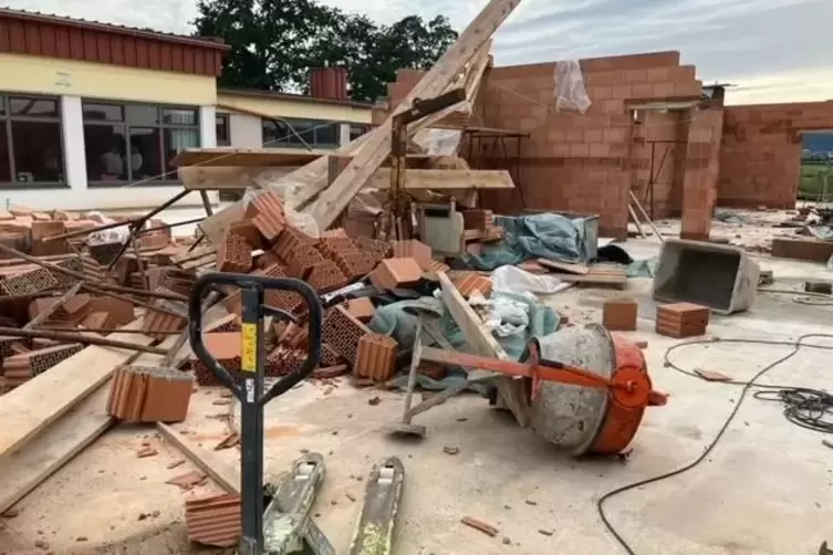 Der Wind hat f&uuml;r reichlich Chaos auf der Baustelle gesorgt. 