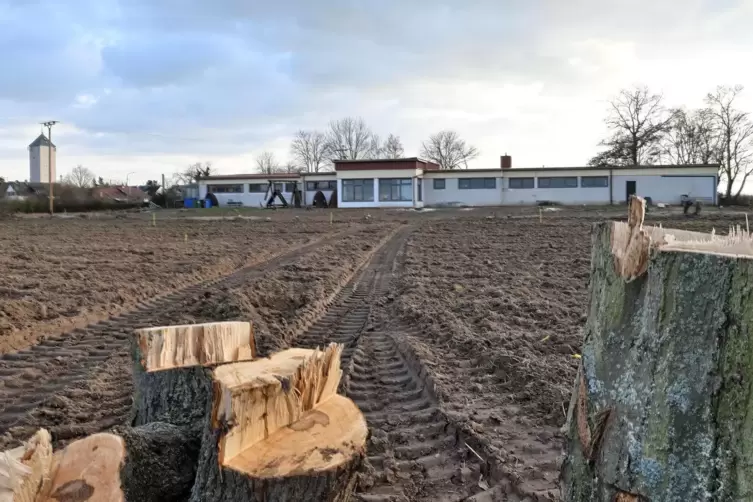 Im Januar 2022 war das Gel&auml;nde f&uuml;r den Kita-Anbau gerodet worden.