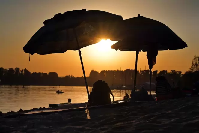 Abendstimmung an einem heißen Sommertag: der Strand am Kollersee.