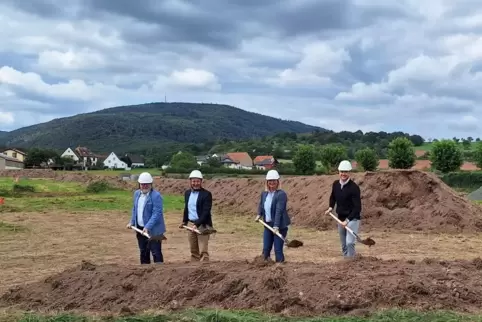 Der symbolische erste Spatenstich mit dem Donnersberg im Hintergrund.