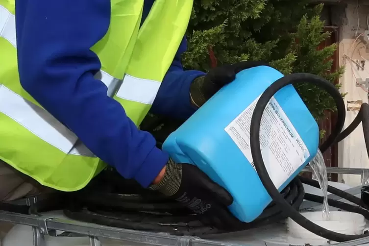 David Altendorf von der Firma Kleinlogel GmbH gibt die Maisst&auml;rke ins Wasser. 