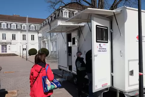 Das scheint alles schon wieder so lange her zu sein: Corona-Teststation im März 2021 auf dem Zweibrücker Herzogsplatz.
