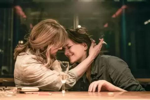 Treffen in einer Bahnhofskneipe aufeinander: Martina Gedeck (rechts) und Nastassja Kinski als einsame Seelen in Thomas Stubers „