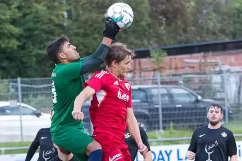 Da klappt’s noch nicht für die Palatia: Torwart Diogo Rodrigues (links) von den FCK-Portugiesen III klärt hier gegen den Contwig