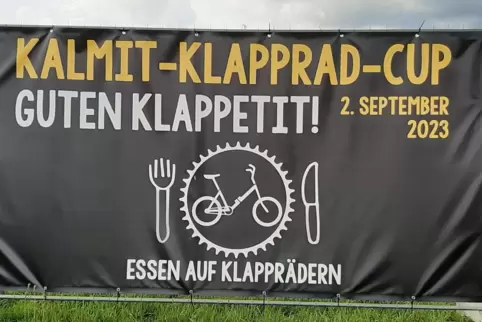 Auf das Essen auf Klapprädern am Samstag macht ein riesiges Plakat am Ortseingang von Maikammer schon seit einiger Zeit aufmerks