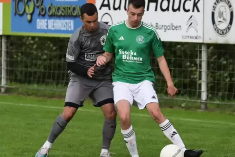Jonas Berg (links) traf zweimal für Waldfischbach/Burgalben. Rechts Tristan Kramm von der TSG Trippstadt. 