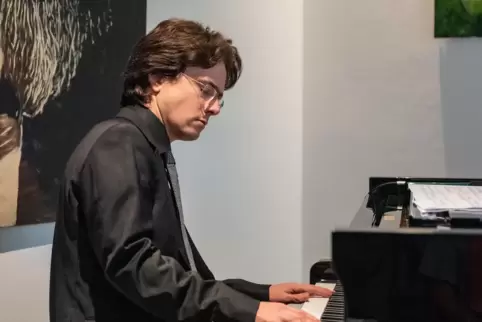 Ganz nah am Pianisten – hier Konstantin Lukinov – sitzt das Publikum beim Hainfelder Klavierfestival.