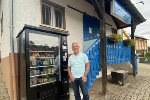 Klaus Busch neben dem neu angeschafften Verkaufsautomaten am Bürgerladen in Höringen. 