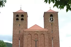 An der Christkönigskirche in Hauenstein wird der Gottesdienst gefeiert. An der Christkönigskirche in Hauenstein wird der Gottesdienst gefeiert.