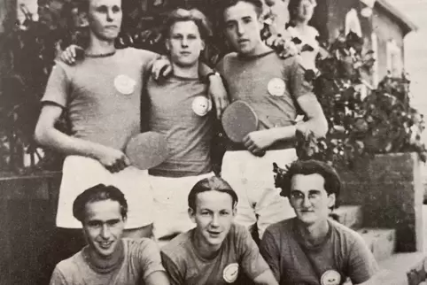 Meister aus dem Jahr 1949: Helmut Heuberger, Ewald Eisinger, Werner Schöllig (oben v. l. n. r.), Gregor Cornelius, Alois Wendel Meister aus dem Jahr 1949: Helmut Heuberger, Ewald Eisinger, Werner Schöllig (oben v. l. n. r.), Gregor Cornelius, Alois Wendel