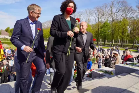 Seltener Auftritt zu dritt (von links): Dietmar Bartsch, Amira Mohamed Ali und Grgor Gysi 2021 am Gedenktag zum Ende des Zweiten