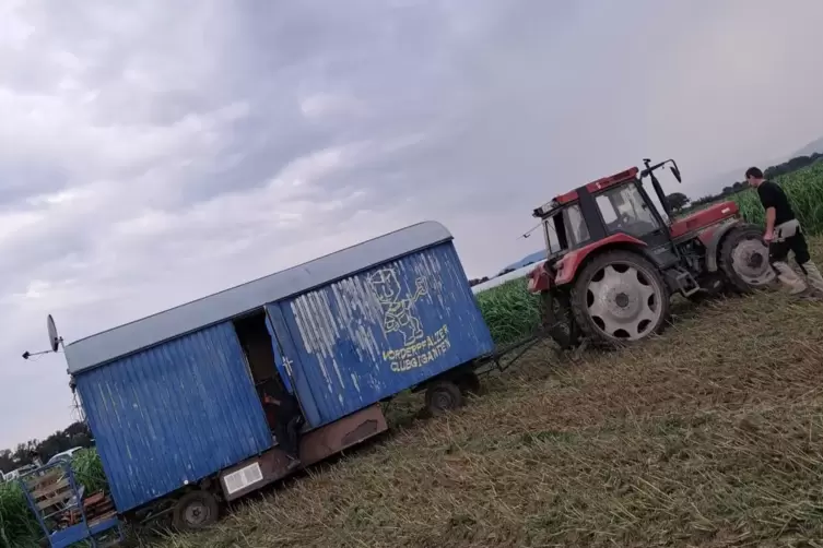 Die Vorderpf&auml;lzer Clubgiganten haben auch ihren blauen Bauwagen wieder mit dabei. 