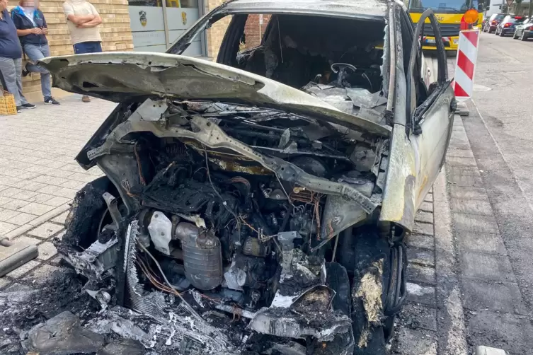 Am Mittwoch brannte in Ettlingen ein Fahrzeug vollstänsig aus.
