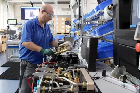 Denny Kraneis setzt an der neuesten Montagelinie Wärmeübergabestationen zusammen. Pro Jahr werden 200.000 Wilo-Pumpen verarbeite