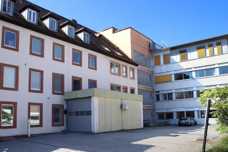 Das Treppenhaus verbindet den Altbau von 1951 (links) mit dem Bettenhaus-Neubau von 1977 (rechts). 