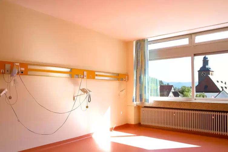 Leeres Patientenzimmer mit Altstadtblick. 
