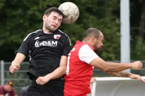 Gegen Contwig konnte sich der TuS Schönenberg am zweiten Spieltag mit 5:2 durchsetzen. Hier Schönenbergs Joshua Arnold (rechts) 