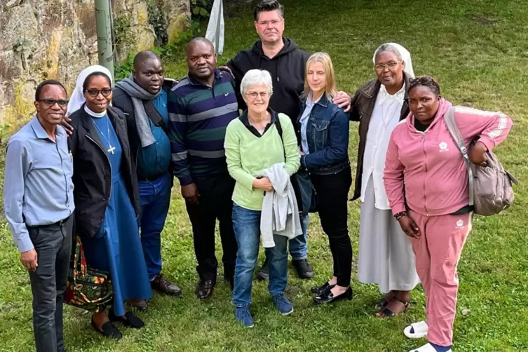 Bei der Ankunft aus Ruanda auf der Pfarrwiese von St. Martin: Pfarrer Andreas Keller und Dorothea Fuchs, Vorsitzende des Partner